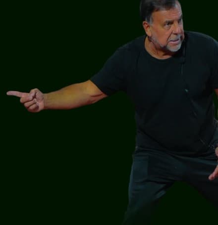Oscar Huevo Sanchez dando indicaciones